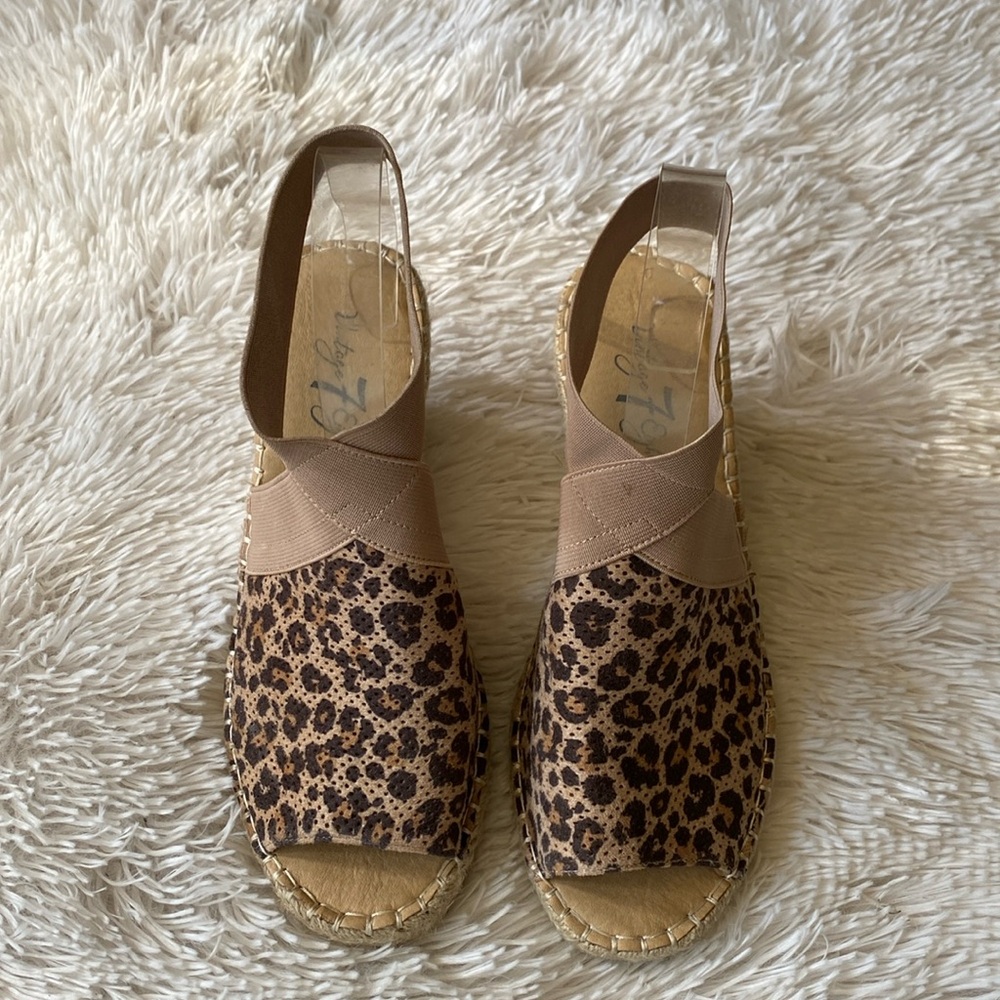 Women’s animal print wedge open toe shoes, size 6